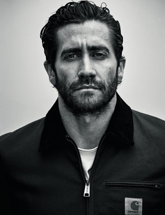 Jake Gyllenhaall, hombre de cabello corto con barba y mirada seria