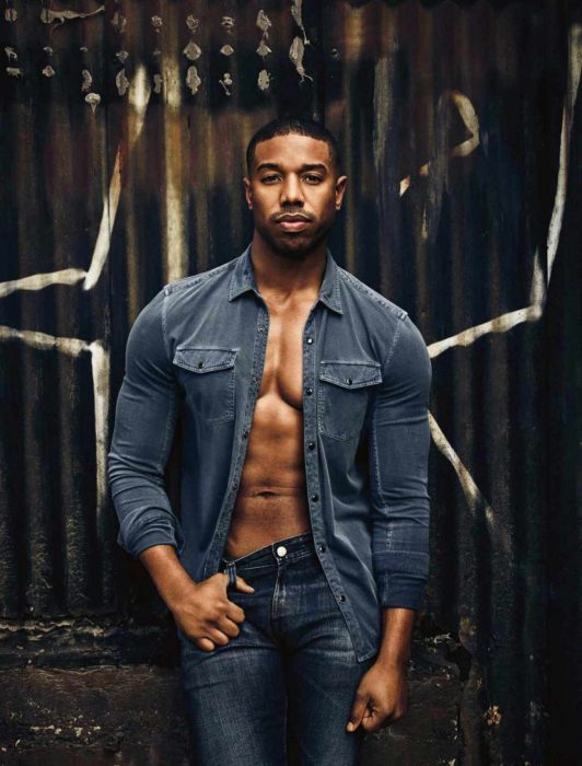 Michael B. Jordan, hombre moreno con camisa de mezclilla