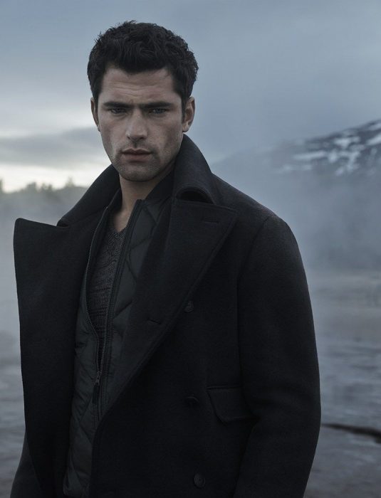 Sean O'Pry, hombre de cabello corto con abrigo negro