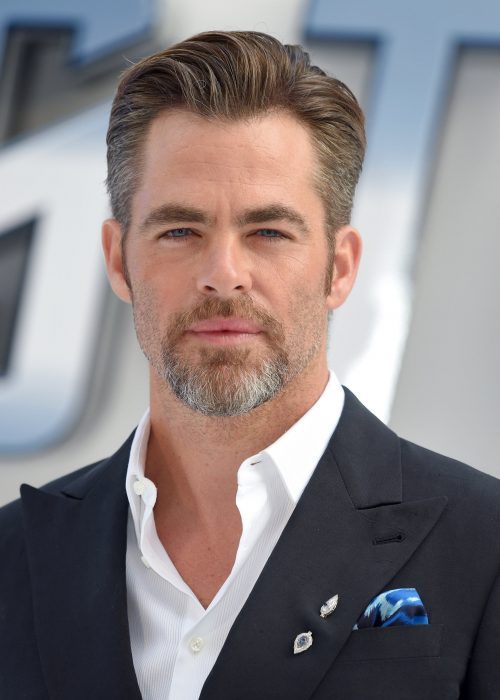 Chris Pine, hombre de cabello corto con canas usando un traje