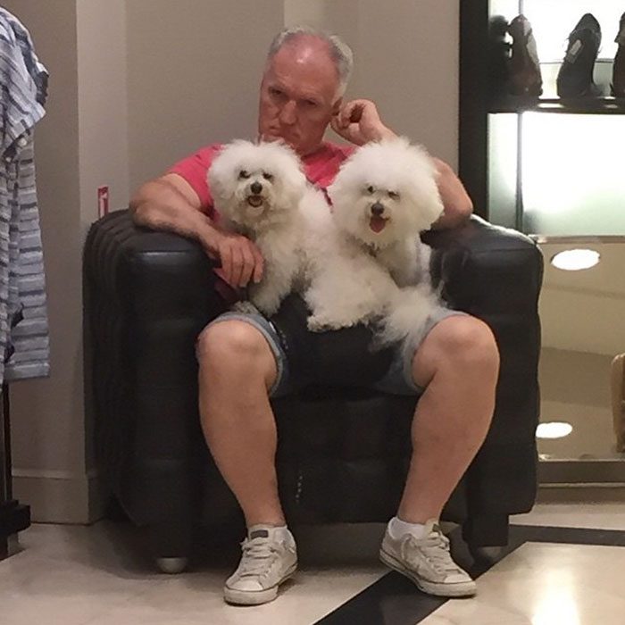 Hombres esperando que su mujer salda de las tiendas en el centro comercial 