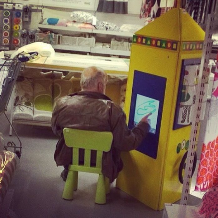 Hombres esperando que su mujer salda de las tiendas en el centro comercial 