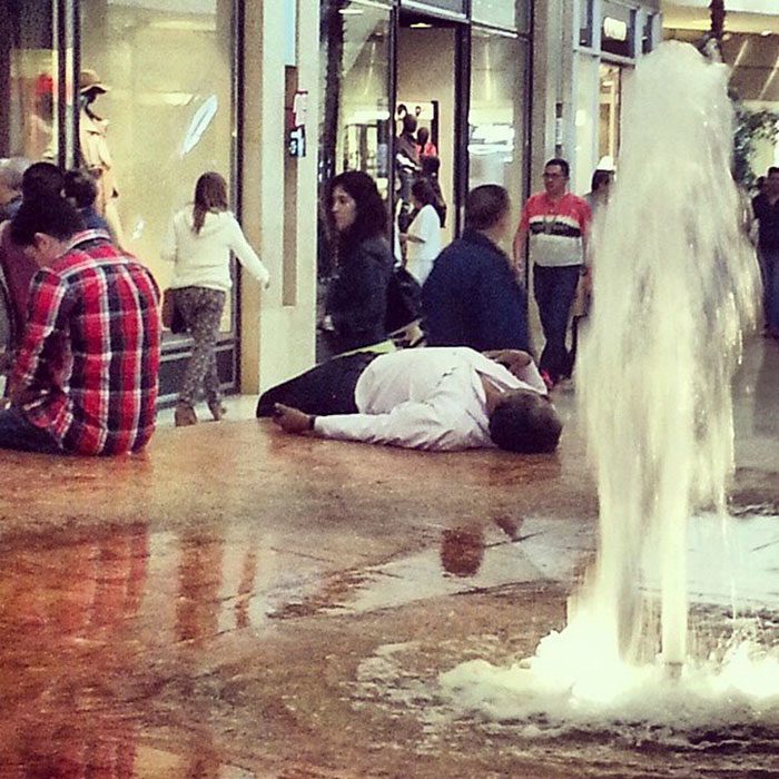 Hombres esperando que su mujer salda de las tiendas en el centro comercial 