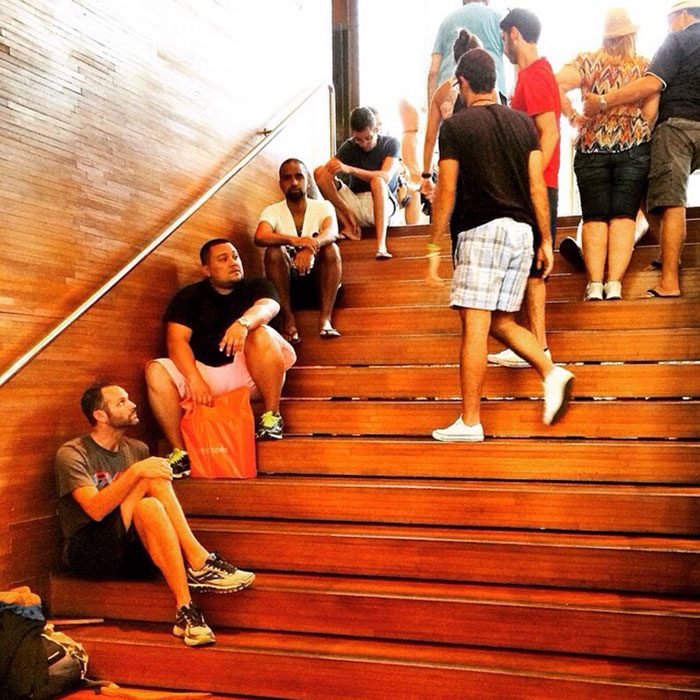 Hombres esperando que su mujer salda de las tiendas en el centro comercial 