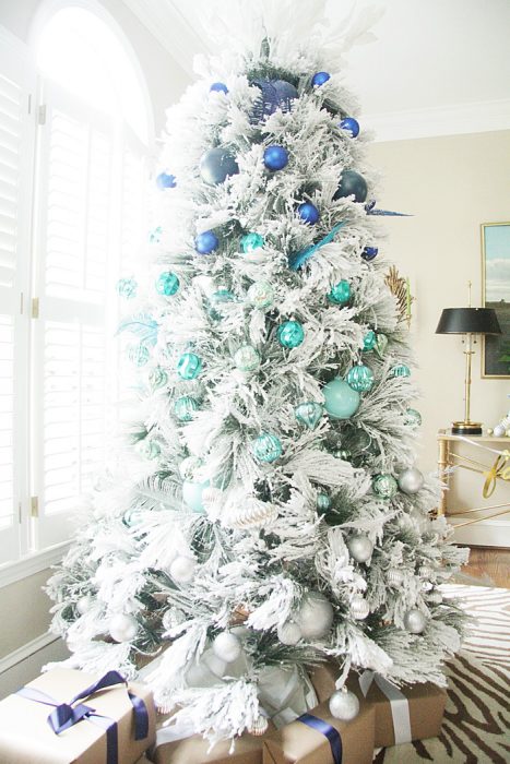 Arbol navideño con decoración blanca azul 