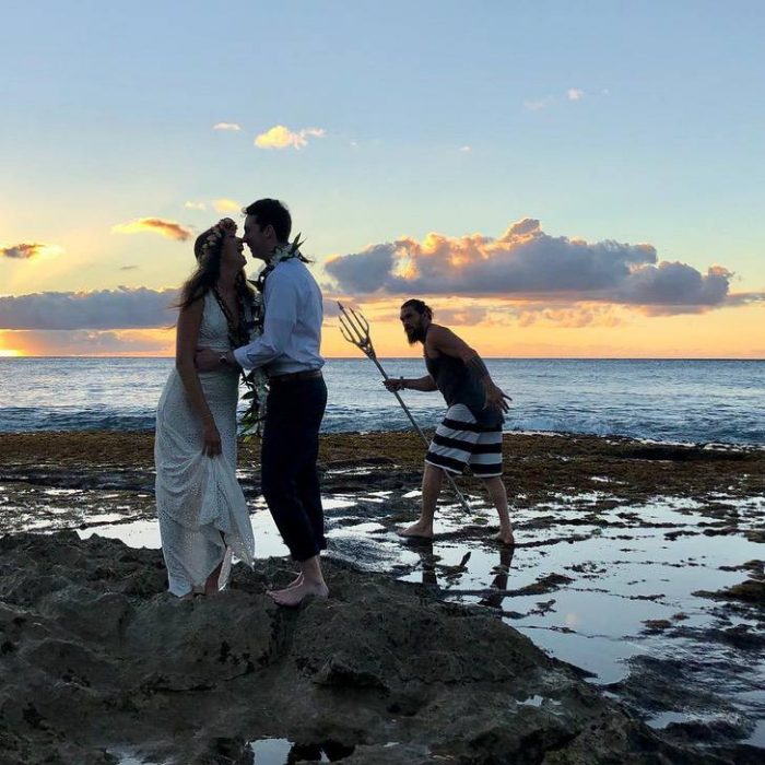 pareja de novios en la playa 