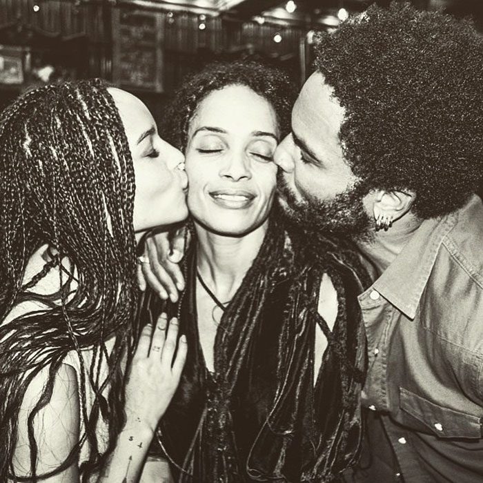 Zoe y lenny kravitz dandole un beso a lisa bonet