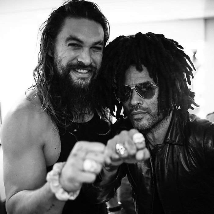 Jason momoa y lenny kravist juntos usando anillos a juego