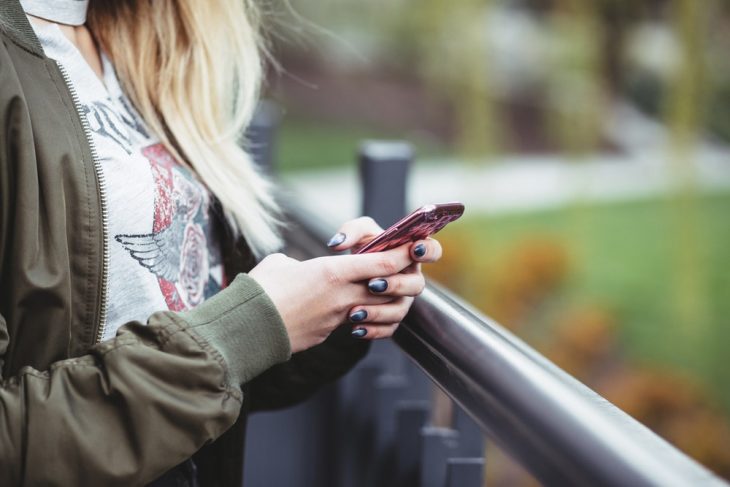 mujer revisando teléfono celular