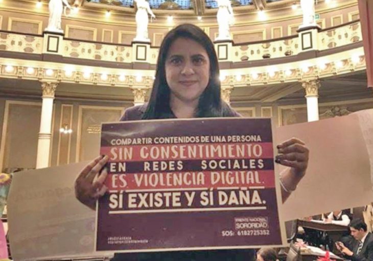 chica sosteniendo un cartel 