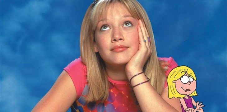 Lizzie Mcguire con la mirada hacia arriba