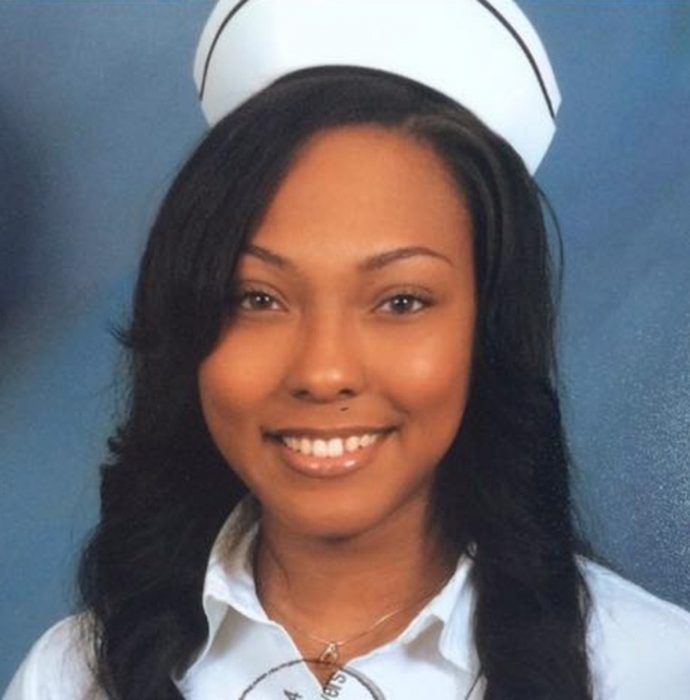 Mujer afroamericana con traje de enfermera