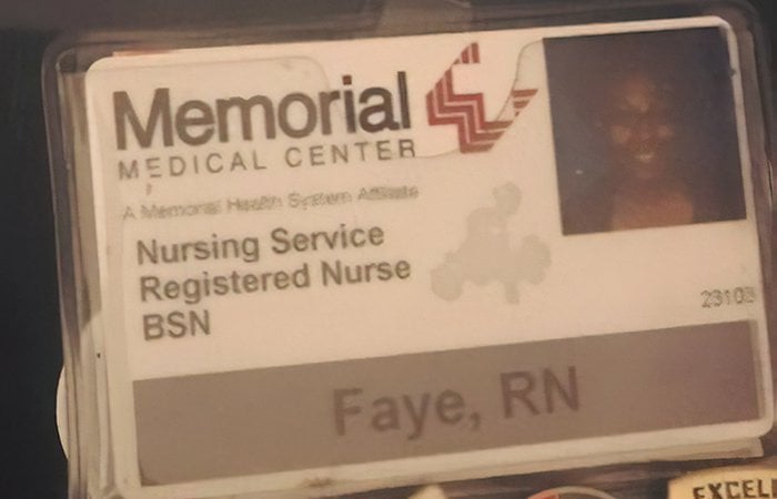 Madre soltera comparte identificaciones de sus trabajos anteriores para motivarse en su carrera de enfermería