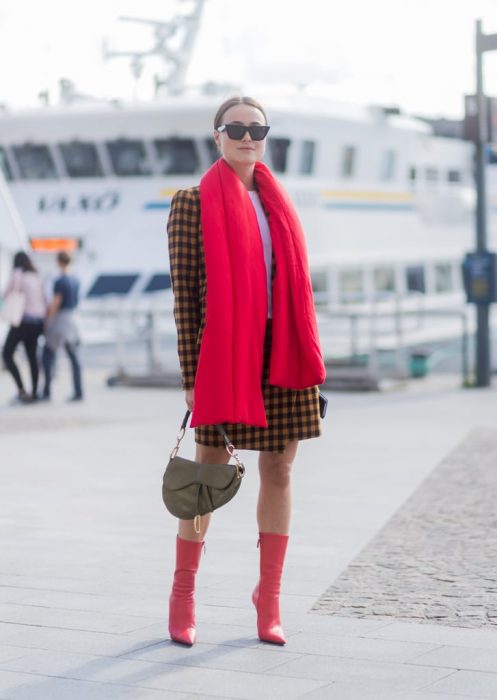 Chica usando una bufanda de color rojo 