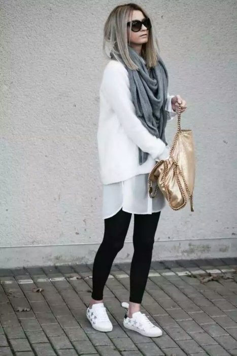 Chica usando una bufanda de color gris con un outfit de color blanco 