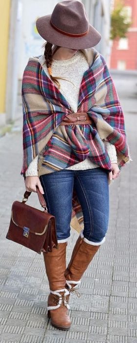 Chica usando una bufanda de color de colo rojo con café y blanco 