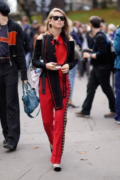 Chica usando una bufanda de color roja con negro 