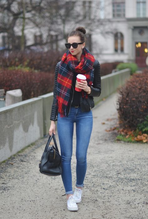 Chica usando una bufanda cuadrada con colores rojos y azules 