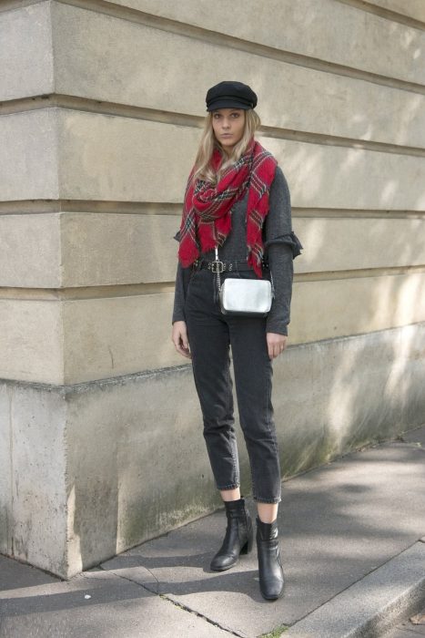 Chica usando una bufanda de color rojo con gris