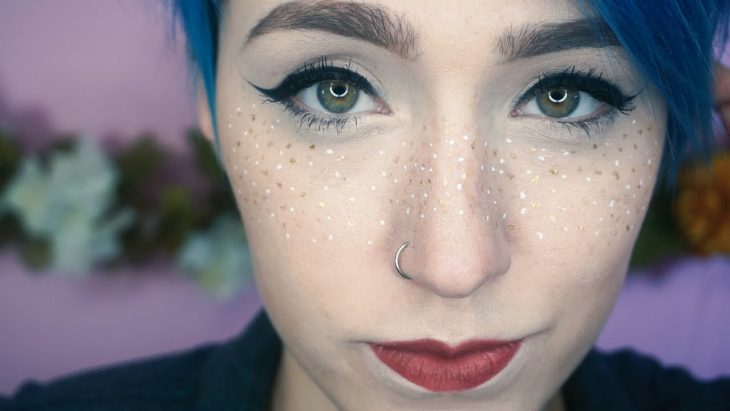 Chica con pecas de glitter en la cara