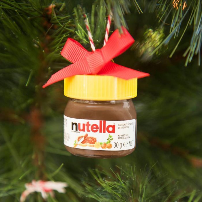 Botella de mini Nutella con moño en un árbol de Navidad