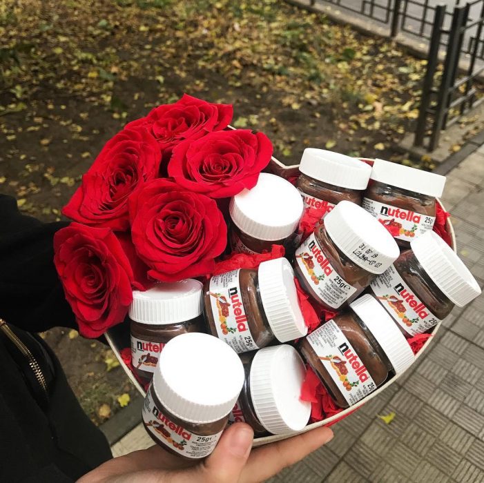 Regalo de arreglo de rosas rojas con mini frascos de Nutella