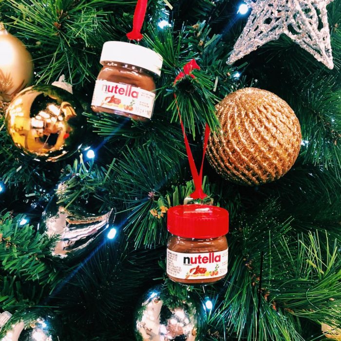 Dos mini frascos de nutella utilizados como adorno para ell árbol de Navidad