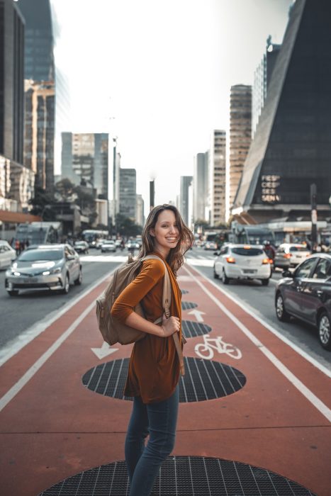 chica cargando una maleta 