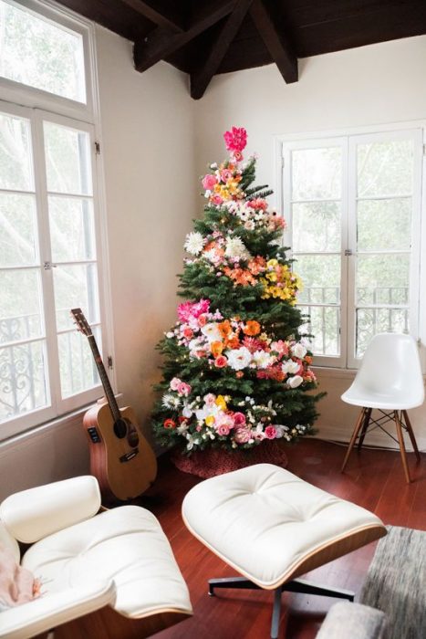 Arbol navideño con decoración flores de colores 