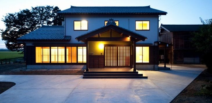 casa japonesa con luces de noche 