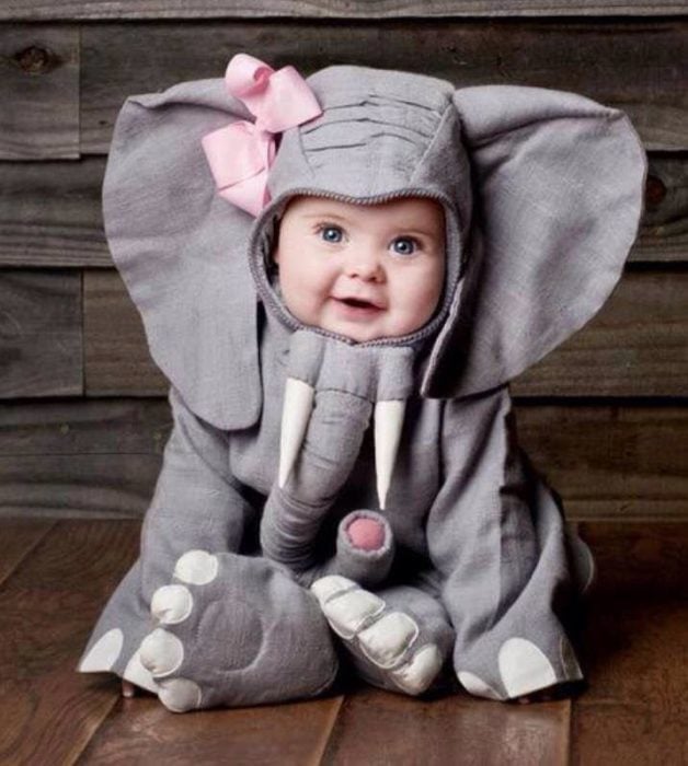 Niña bebé vestida de elefantito con n moño rosa 