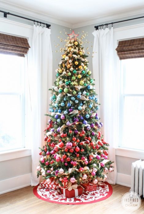 Arbol navideño con decoración colores 