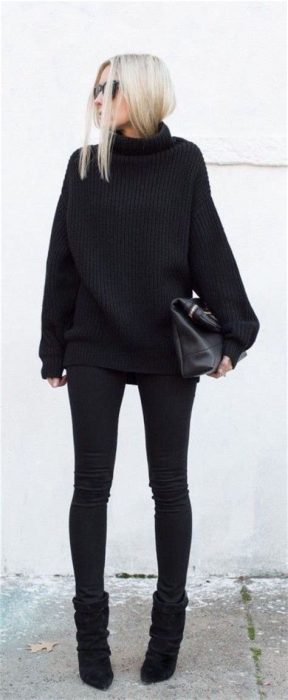 Chica usando un outfit en color negro para el invierno 