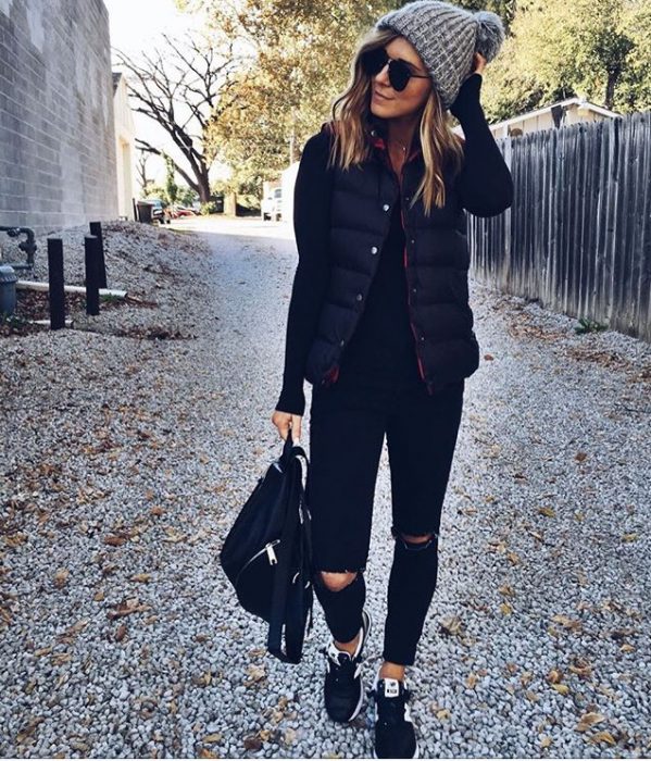 Chica usando un outfit en color negro para el invierno 