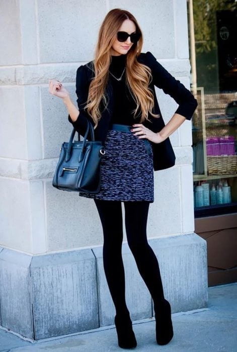 Chica usando un outfit en color negro para el invierno 