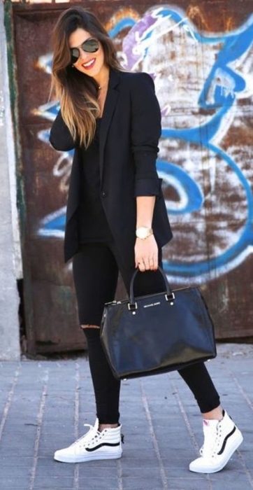 Chica usando un outfit en color negro para el invierno 