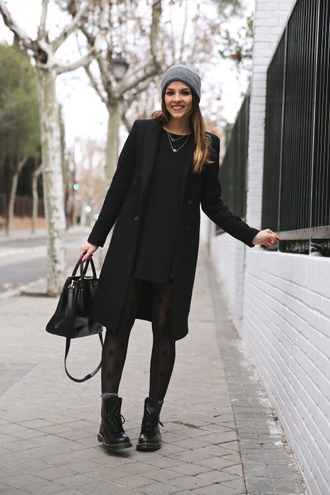 Chica usando un outfit en color negro para el invierno 