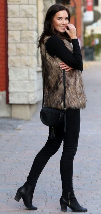 Chica usando un outfit en color negro para el invierno 