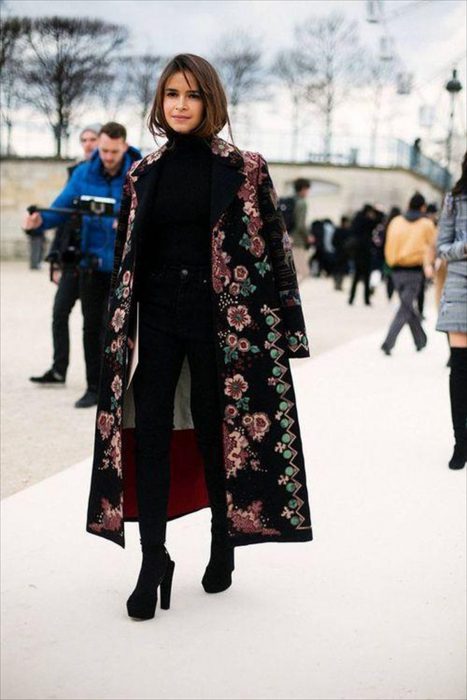 Chica usando un outfit en color negro para el invierno 