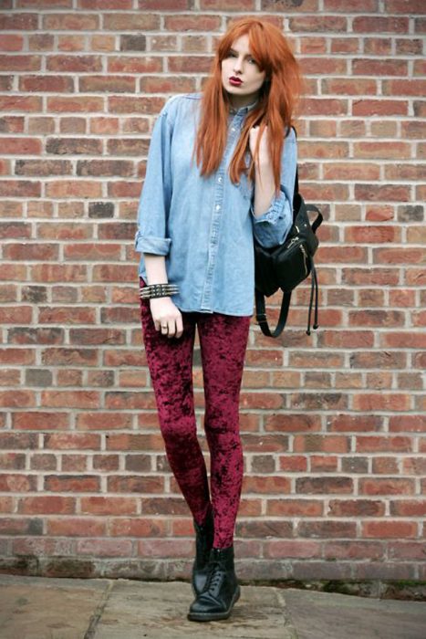 Chica pelirroja con pantalón rojo de terciopelo y blusa denim con botas militares