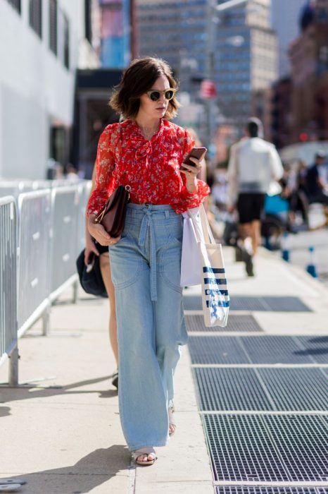 Chica usando un pantalón de tiro alto mientras camina por la calle 