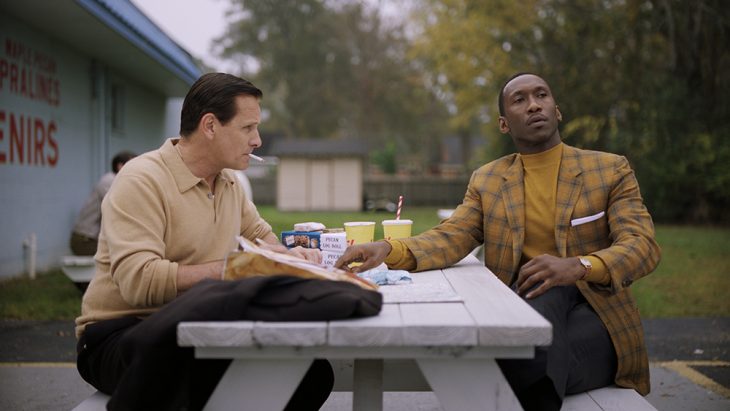 hombres comiendo en un parque