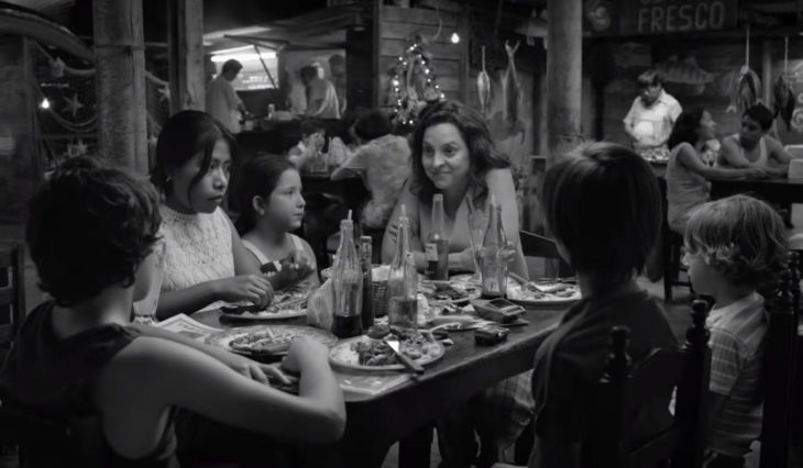 niños comiendo en una mesa