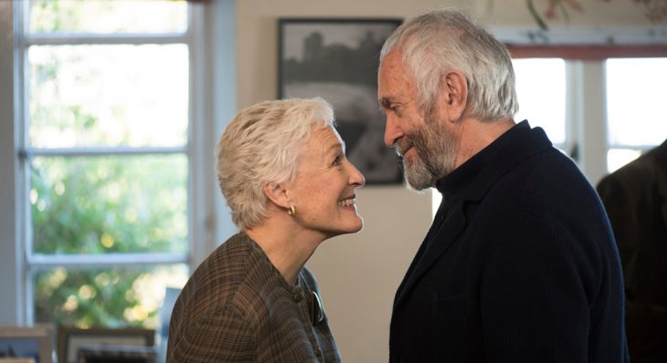 pareja de ancianos mirandose a los ojos 