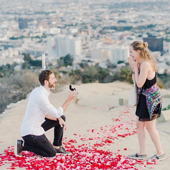 pareja de novios con anillo en mano 