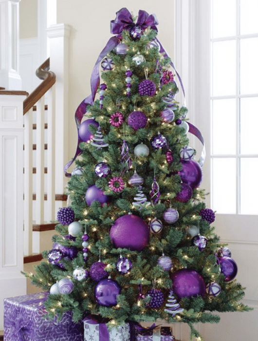 Arbol navideño con decoración morada 