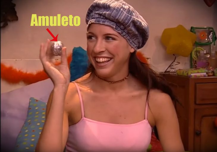 Floricienta sujetando su amuleto contra el mal