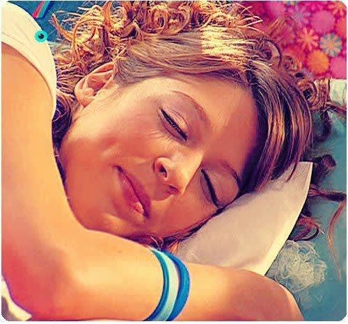 Floricienta recostada en su cama soñando