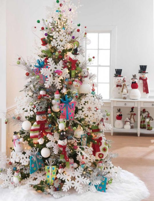 Arbol navideño con decoración rosa colores mono de nieve 