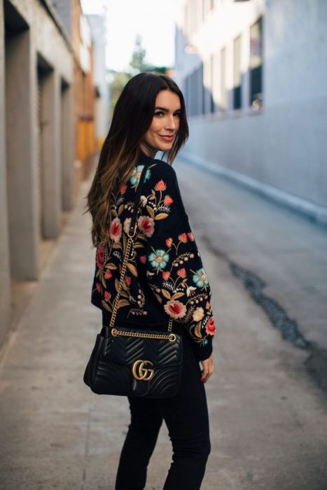 chica caminando por un callejon